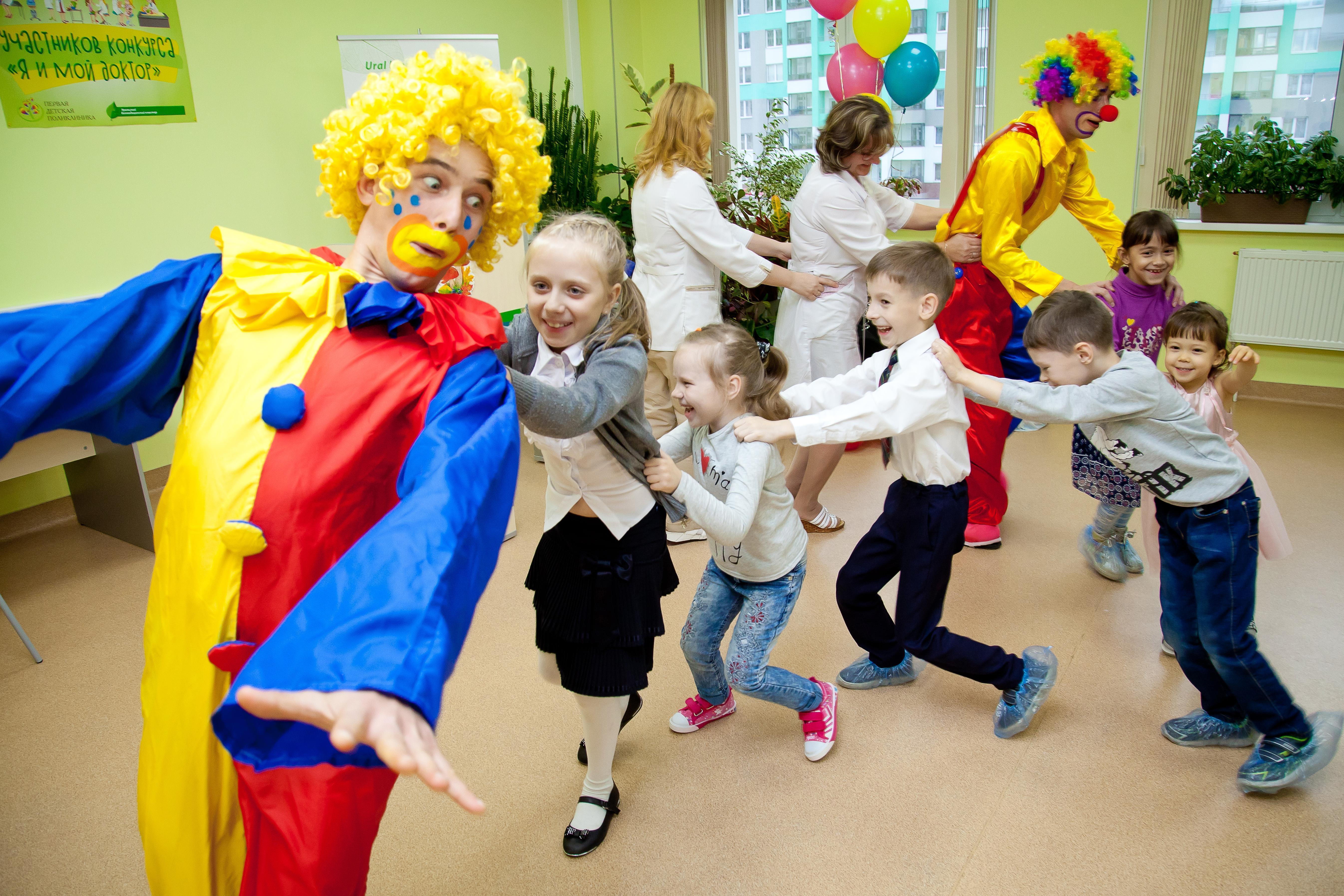 Конкурсы для детей 4 5. Клоуны для детей. Клоун развлекает детей. Клоун веселит детей. Клоун аниматор на день.